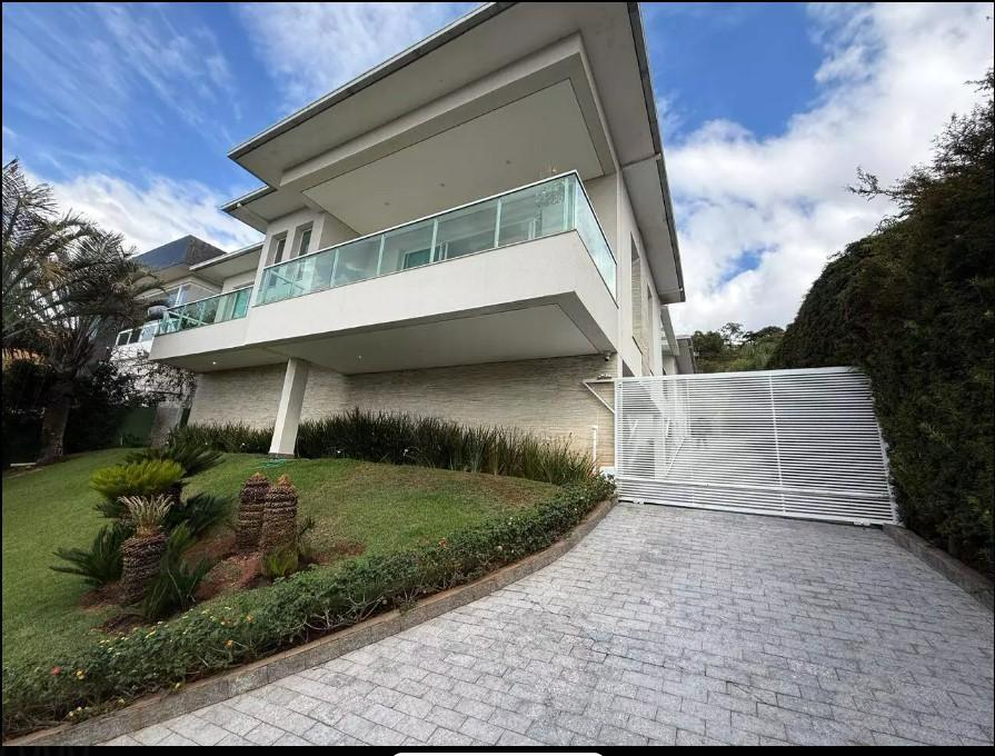 Fachada frontal da residência com acesso principal