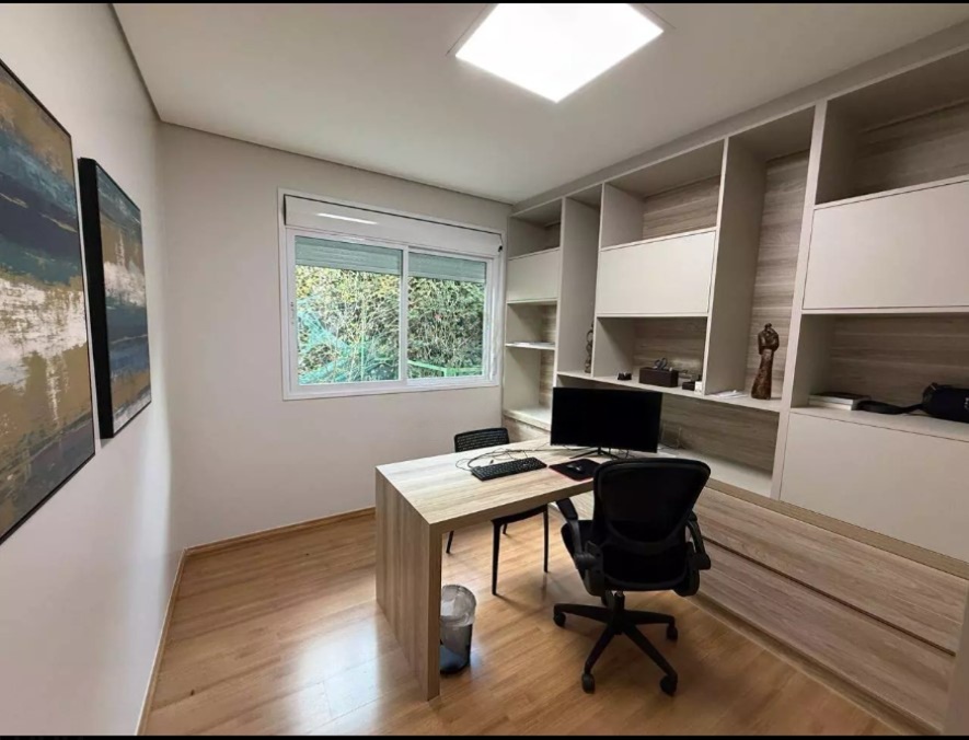 Escritório planejado com marcenaria sob medida e iluminação embutida