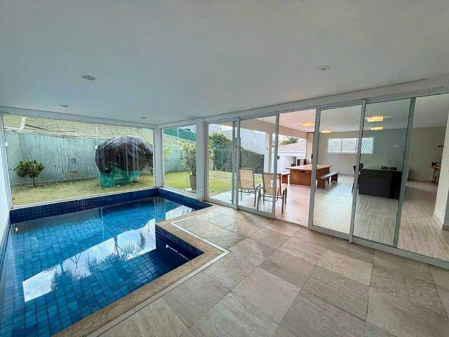 Piscina climatizada coberta integrada ao espaço gourmet
