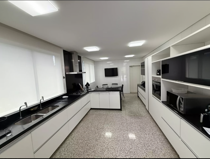 Cozinha planejada com ilha central e armários sob medida