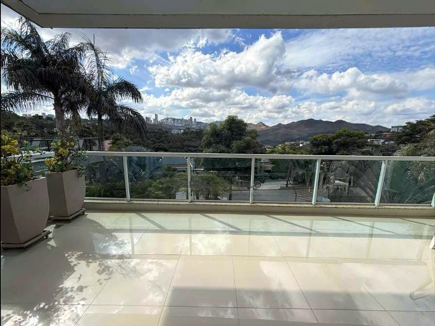 Varanda com vista panorâmica para as montanhas e a cidade